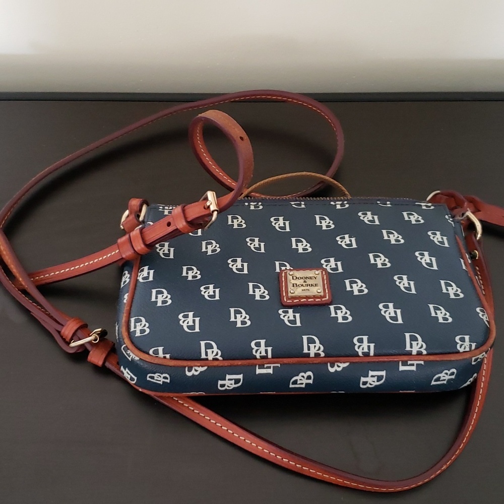 Crossbody Dooney Monogram bag EUC